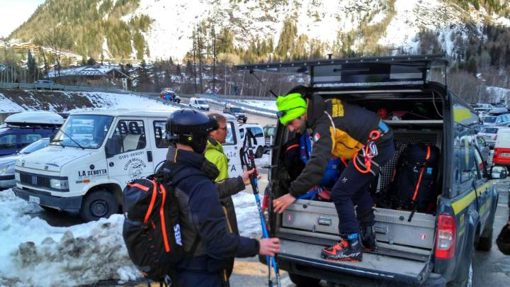 Equipos de rescate llegan al lugar de una avalancha en la localidad de Courmayeur, en la región alpina italiana del Valle de Aosta, el pasado 2 de marzo de 2017.