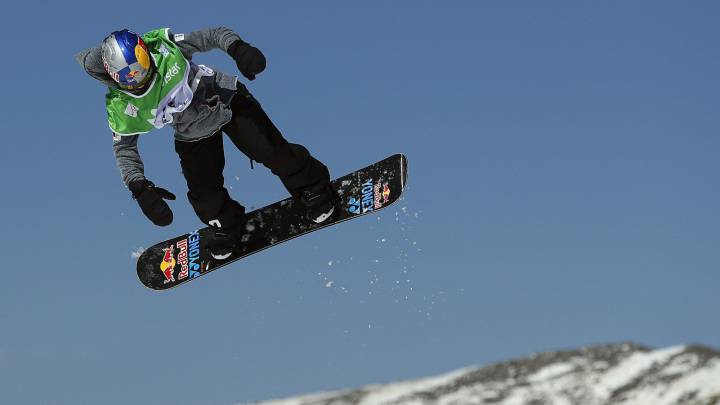 La española Queralt Castellet en un salto hoy durante el entrenamiento de Big Air de los Campeonatos del Mundo de Snowboard y Freestyle Ski Sierra Nevada 2017.