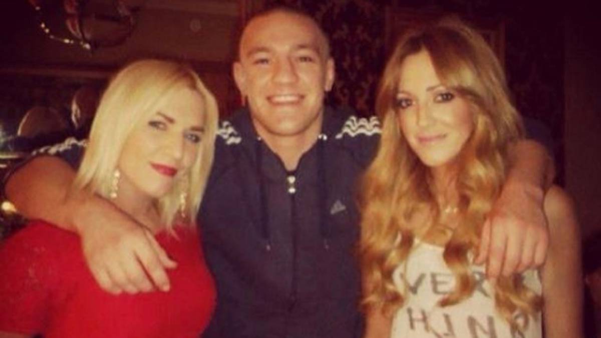 Conor McGregor subió a las redes sociales una foto de archivo con sus hermanas para mandar un mensaje de motivación a sus seguidores.