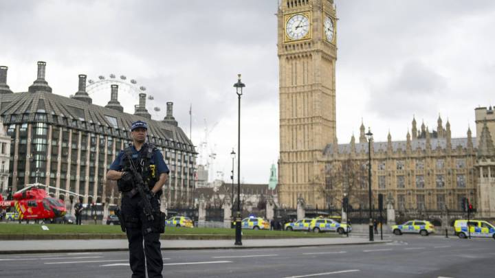 Agentes de policía británicos permanecen en guardia tras un tiroteo ante el Parlamento en Londres, Reino Unido. En el atentado perdieron la vida cinco personas, entre ellas un polícia y el principal sospechoso.