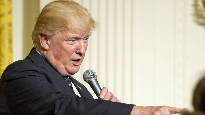 El presidente de Estados Unidos Donald Trump habla durante una recepción con Senadores estadounidenses en la Casa Blanca, en Washington (Estados Unidos).