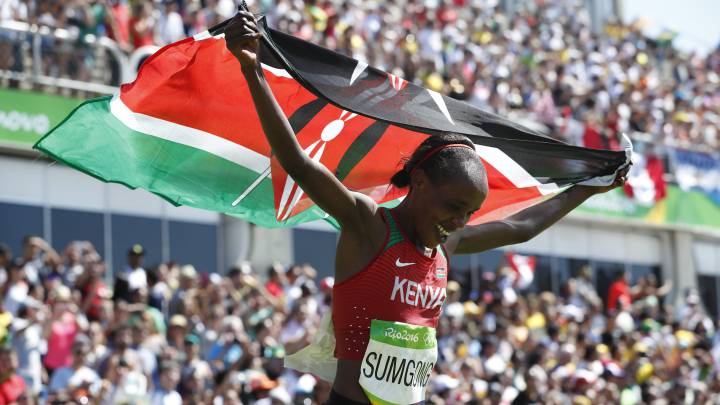 Jemima Jelagat Sumgong celebra su victoria en la prueba de maratón en los Juegos Olímpicos de Río.