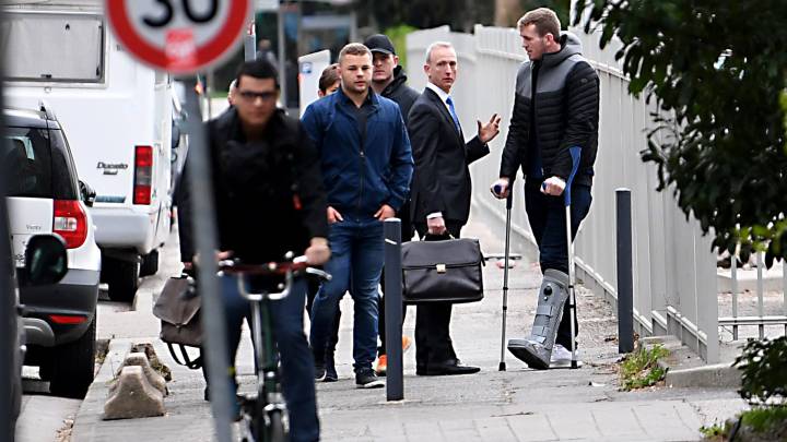 Loik Jammes y Chris Farrell llegan a la comisaría de Grenoble tras ser acusados de un presunto delito de violación a una joven.