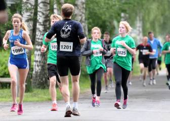 Corre maratones de espaldas inspirado en una borrachera