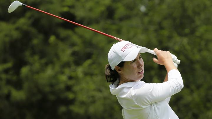 La golfista española Carlota Ciganda golpea la bola durante la primera ronda del Lorena Ochoa Match Play.