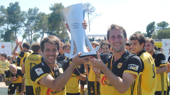 Los capitanes del Atlétic Terrasa levantan el título.