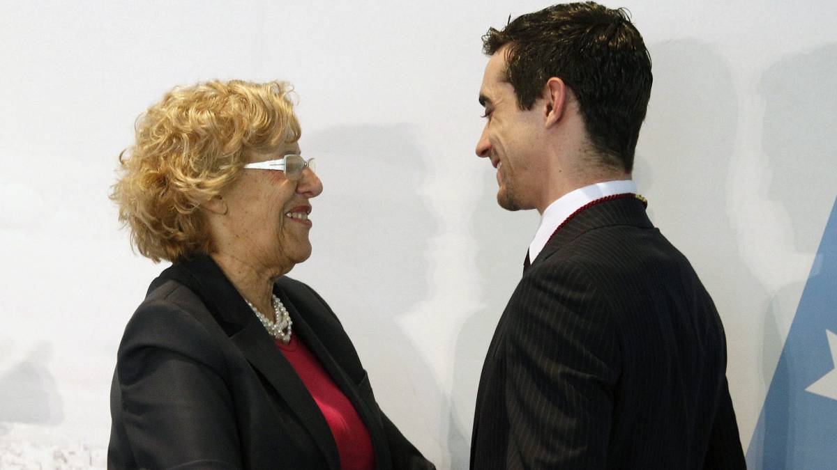 La alcadesa de Madrid, Manuela Carmena, tras imponer una de las Medallas de Oro de la ciudad al patinador Javier Fernández, con motivo de la festividad de San Isidro.