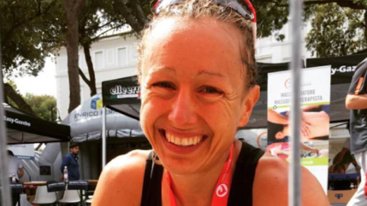 La triatleta alemana Julia Viellehner posa tras concluir un triatlón.