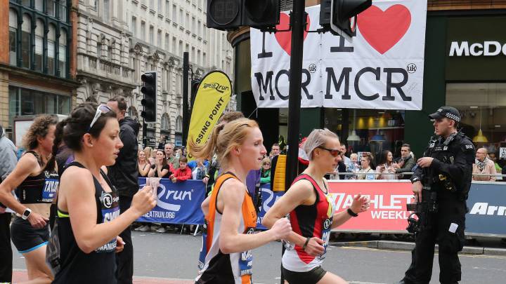 Miles de corredores desafían al terrorismo en Manchester