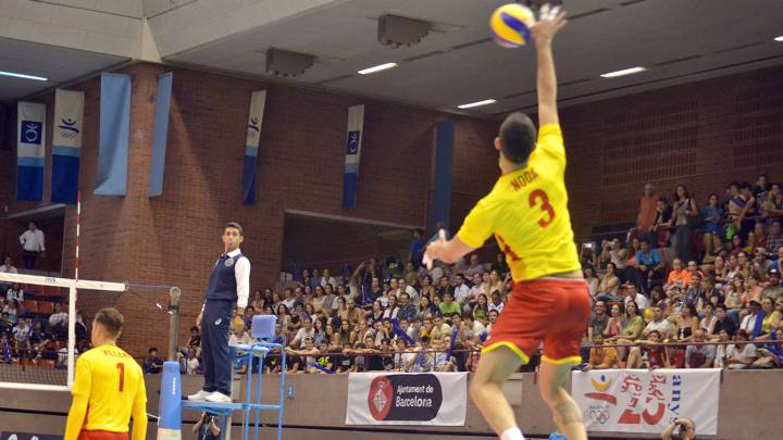 Noda realiza un saque en el partido de hoy entre España y Qatar de la Liga Mundial de Voleibol