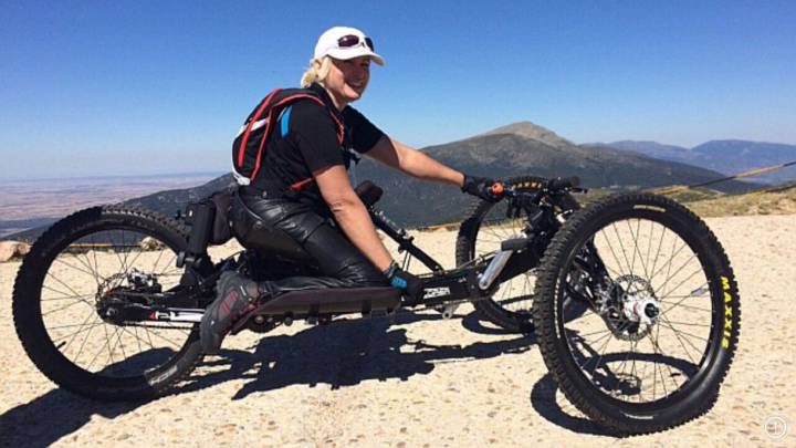 Gema Hassen-Bey posa con la handbike con la que realizará el Desafío de subir al Kilimanjaro.