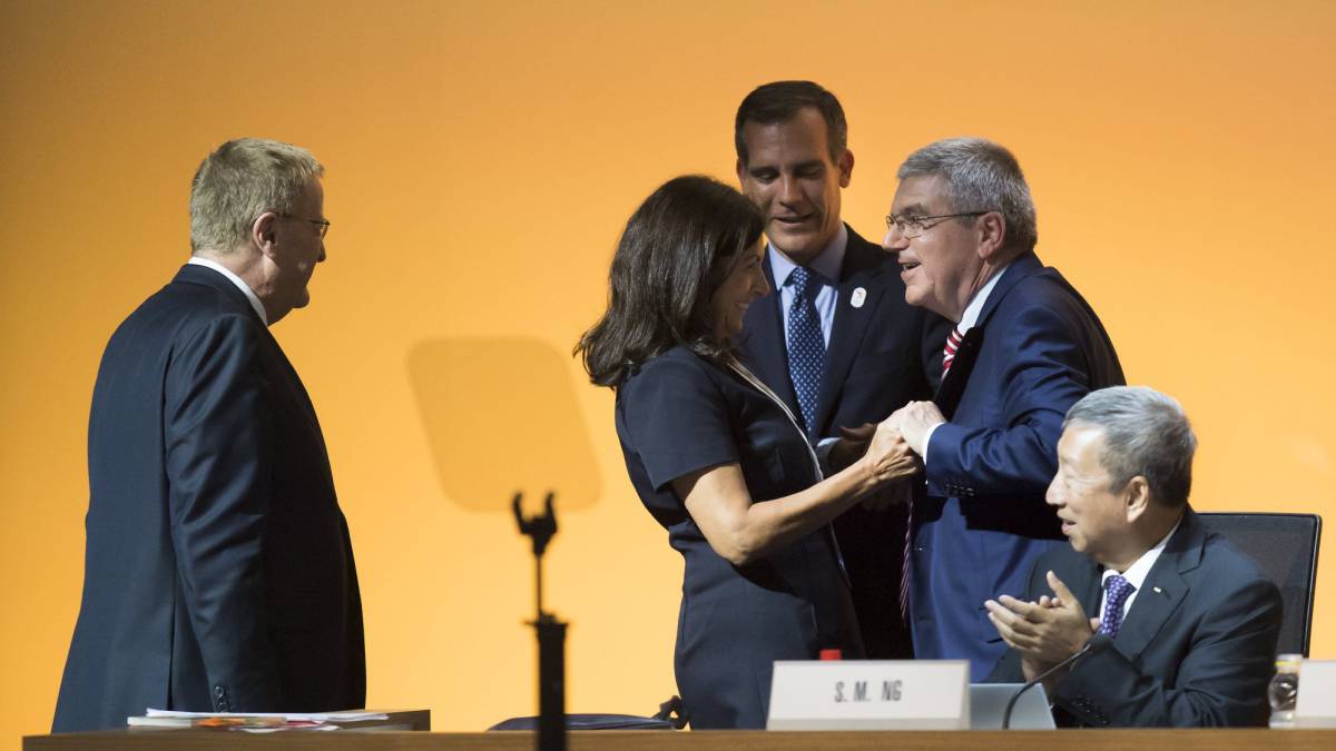 El alcalde de Los Ángeles, Eric Garcetti (centro), el presidente del Comité Olímpico Internacional, Thomas Bach (2d) y la alcaldesa de París, Anne Hidalgo .