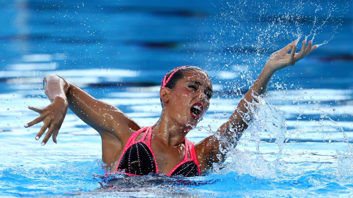 Ona Carbonell durante su actuación en el Mundial de natación de Budapest.