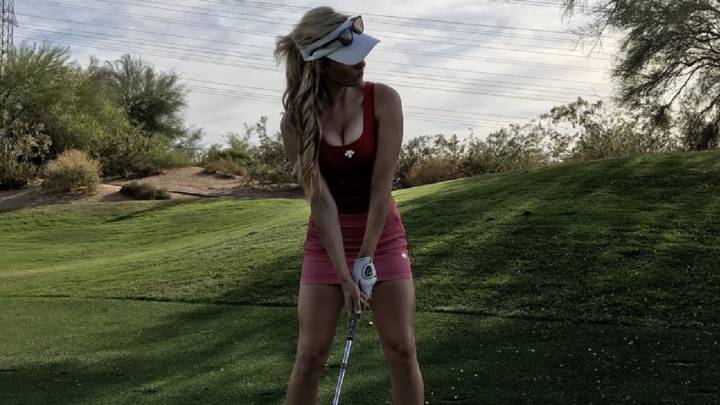 La golfista Paige Spiranac luce una equpación con escote y minifalda durante un entrenamiento.