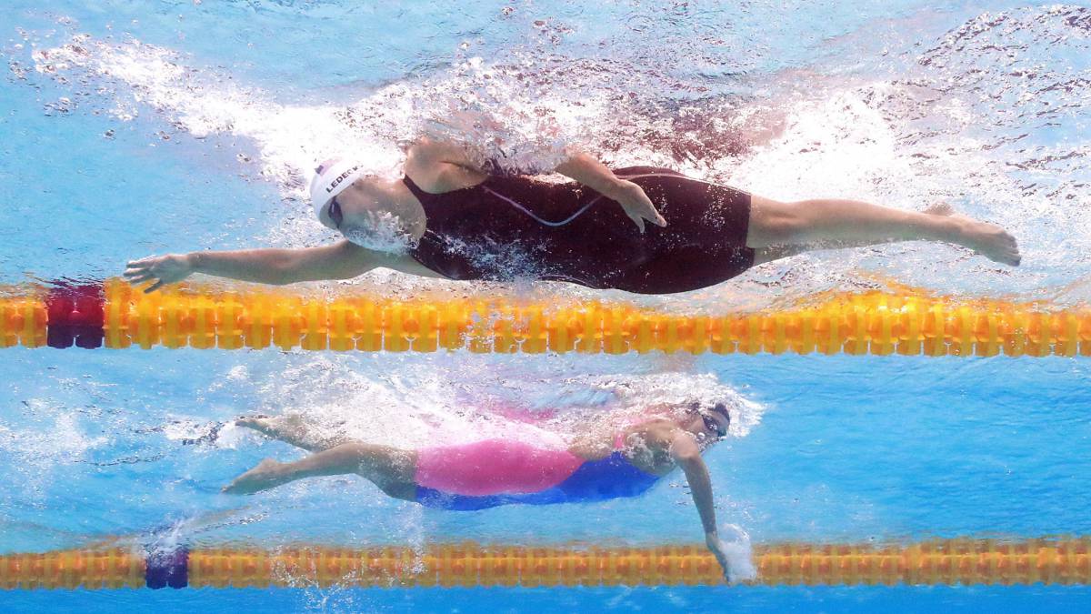 Ledecky y Mireia de fondo.