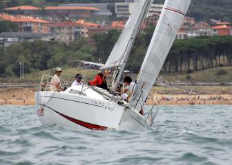 El ‘Aizen’ arponea su primera Ballena de Oro en Getxo