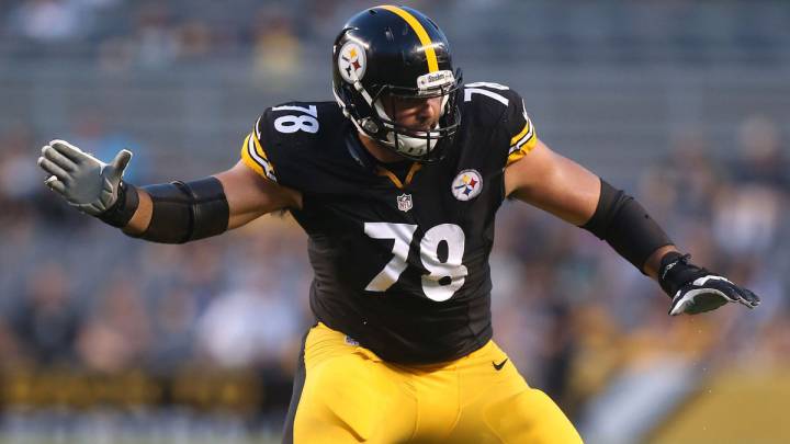 Alejandro VIllanieva renuava con los Pittsburgh Steelers.