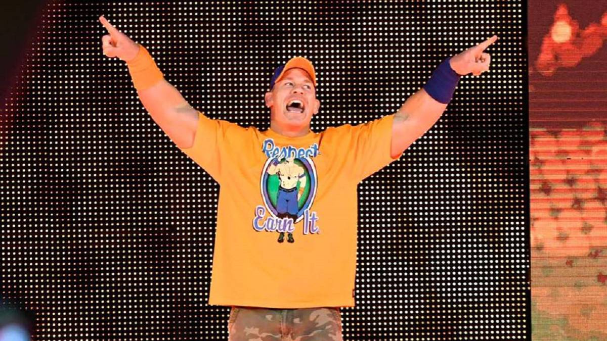 John Cena entra en el ring de la WWE.