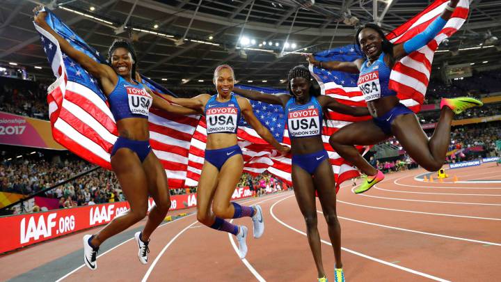 El equipo de relevos 4x400 de EE UU con Allyson Felix, segunda por la izquierda.
