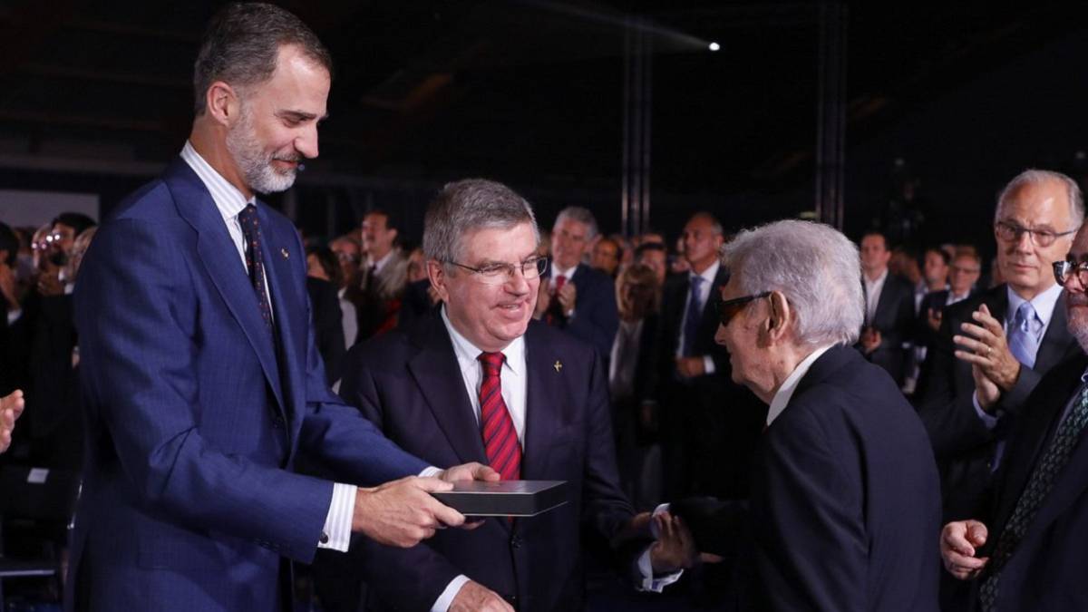 Thomas Bach, junto al rey Felipe VI, durante su visita a Barcelona por el 25º Aniversario de la celebración de los Juegos Olímpicos de 1992.
