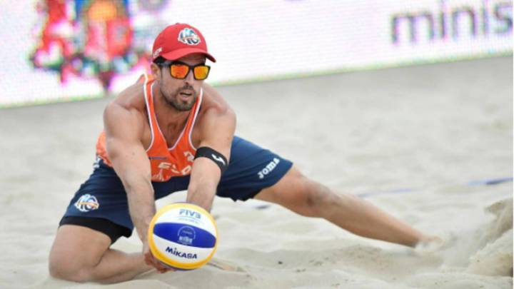 La dupla española formada por Pablo Herrera y Adrián Gavira trata de devolver una bola durante un partido del Europeo de Vóley Playa.
