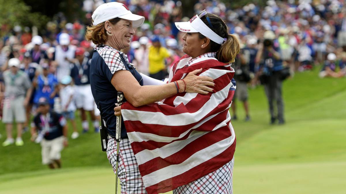 Julie Inkster y Lizette Salas se abrazan tras ganar la Solheim Cup 2017