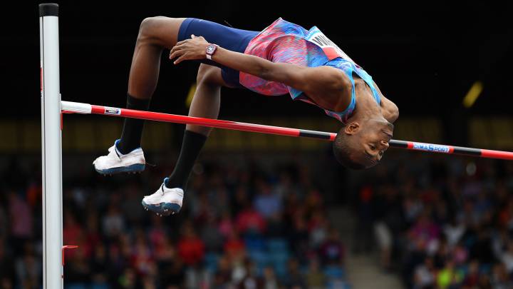 Mutaz Essa Barshim compite en la prieba de salto de altura surante el Muller Grand Prix de Birmingham.