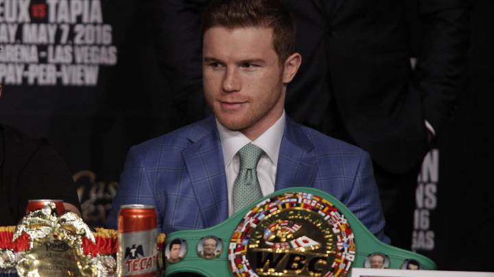 Saul 'Canelo' Alvarez posa con el cinturón del Consejo Mundial de Boxeo.