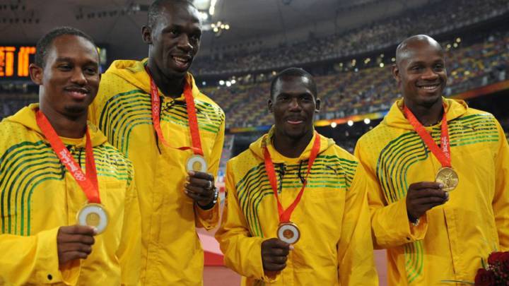 El relevo de Jamaica del 4x100 formado por Usain Bolt, Asafa Powell, Nesta Carter y Michael Frater posan con la medalla de oro de campeones olímpicos en Pekín 2008.