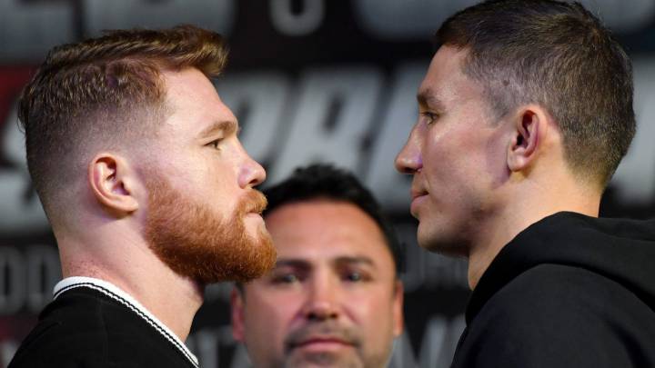 Saúl Canelo Álvarez y Gennady Golovkin posan cara a cara antes de su pelea el 16 de diciembre en Las Vegas.
