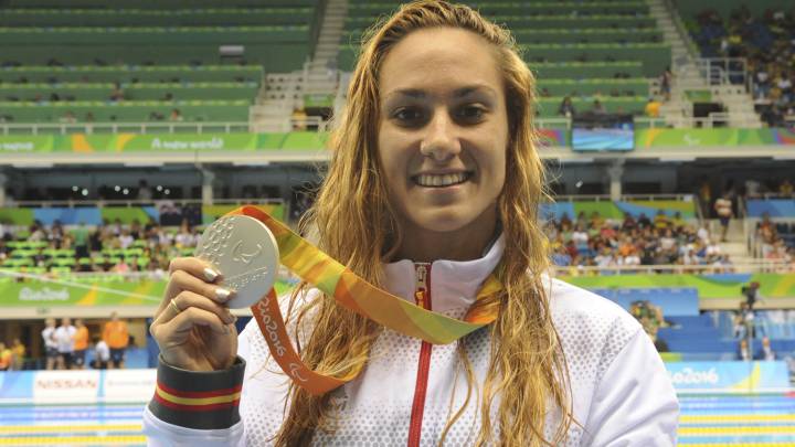 La nadadora Sarai Gascón posa con una medalla de plata conquistada en los Juegos Paralímpicos de Río.