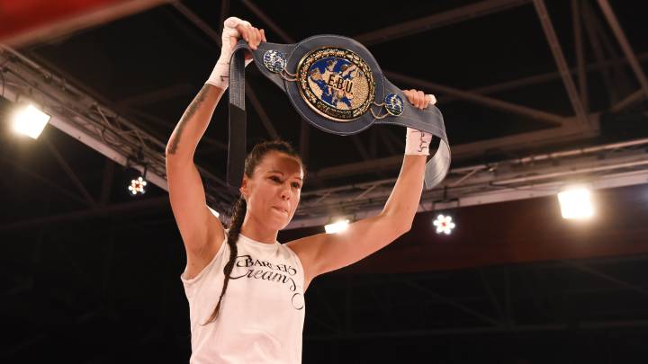 Joana Pastrana festeja su título Europeo.