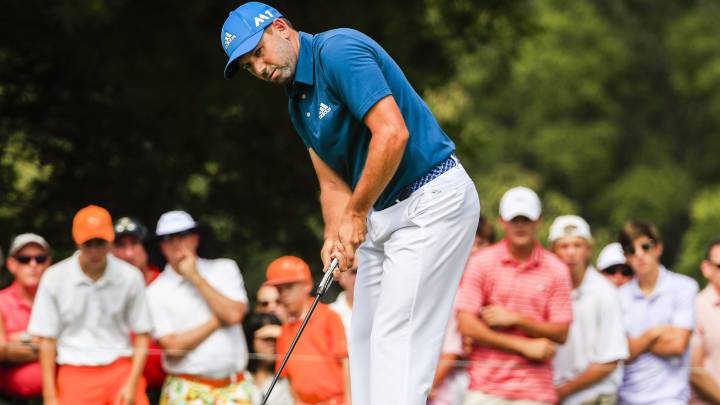Sergio García realiza un golpe durante la disputa del Tour Championship en el East Lake Golf Club de Atlanta, Georgia, USA.