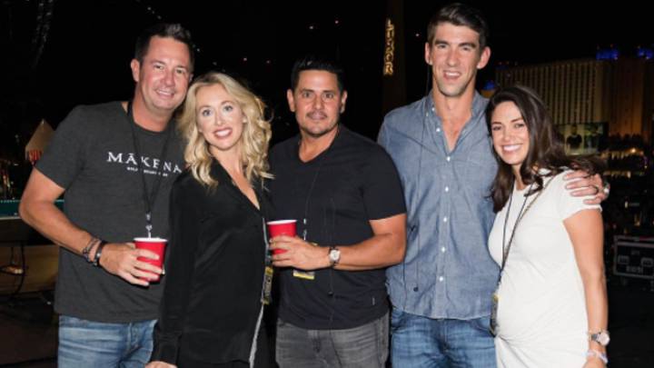 Michael Phelps y su novia posan con unos amigos durante su visita el viernes al festival de música country en Las Vegas, donde este domingo se produjo un tiroteo que ha dejado 59 muertos y cerca de 500 heridos.