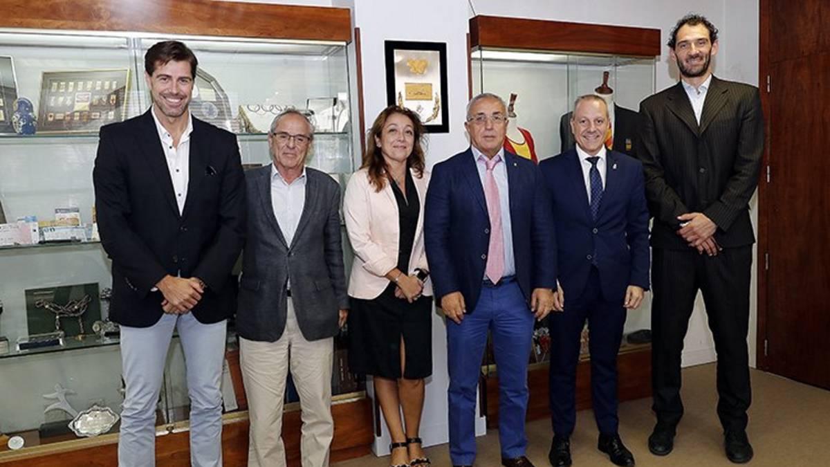 Alejandro Blanco, en el centro, con los nuevos presidentes.