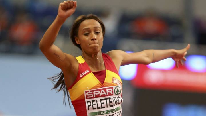 Ana Peleteiro compite en la prueba de triple salto durante los Europeos en Pista Cubierta de Belgrado.