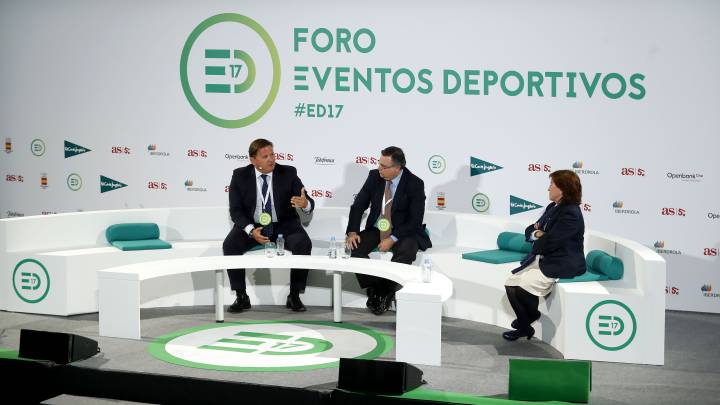 Javier Reviriego, Diego Ramos y María Acacia López-Bachiller hablan durante la mesa 'Andalucía Valderrama Masters, Golf de NIvel Mundial' en el Foro Eventos Deportivos de As.