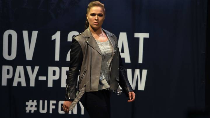 Ronda Rousey posa durante el acto de presentación de su combate ante Amanda Nunes antes del UFC 207.