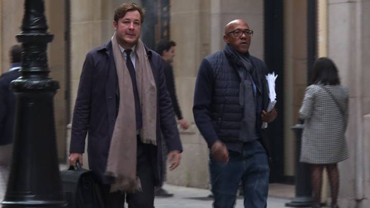 El ex miembro del Comité Olímpico Internacional Frankie Fredericks llega al tribunal de París para declarar por un posible delito de corrupción en la asignación de Río de Janeiro como sede de los Juegos Olímpicos de 2016.
