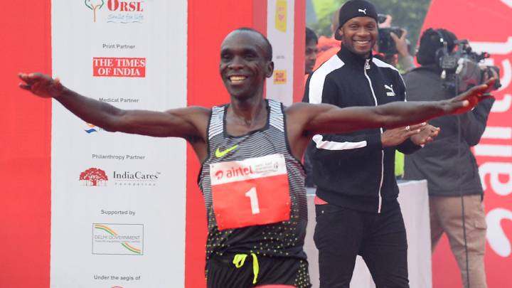 Eliud Kipchoge celebra su victoria en la Media Maratón de Nueva Delhi, India.