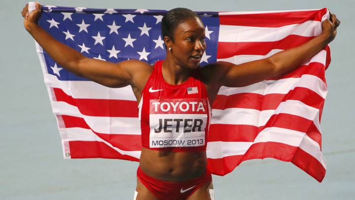 Carmelita Jeter celebra su medalla de bronce en los 100 metros lisos en los mundiales de Atletismo de Moscú de 2013.