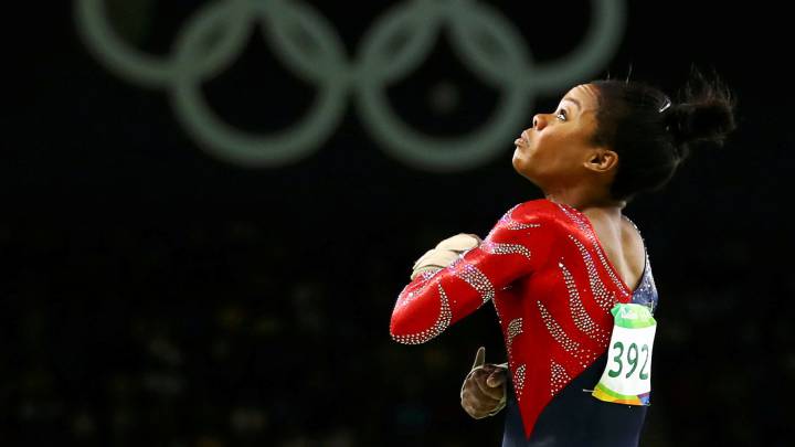 La gimnasta Gabrielle 'Gabby' Douglas compite durante los Juegos Olímpicos de Río 2016.