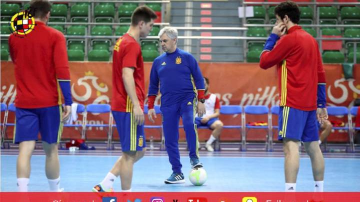José Venancio López dirige un entrenamiento de la selección española de fútbol sala.