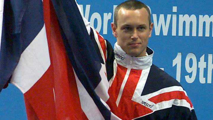 Mark Foster posa con la bandera de Reino Unido tras proclamarse campeón del mundo en 50 metros mariposa durante los Mundiales de Natación en Piscina Corta de Atenas en el año 2000.