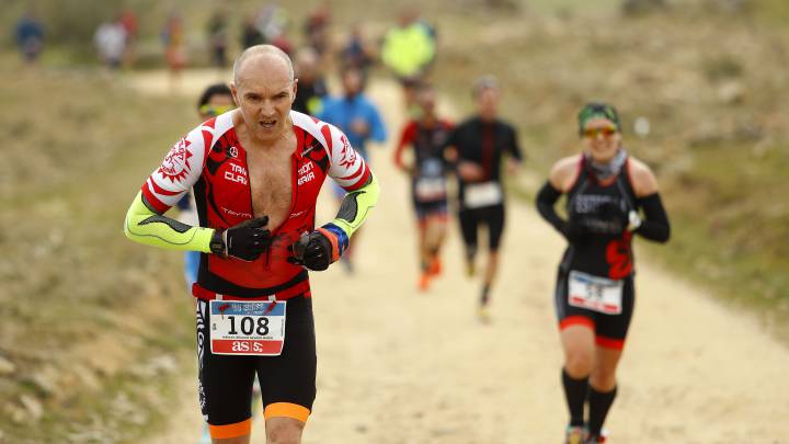 Imagen de los participantes durante el tramo a pie del VII Du Cross Series de Valdemorillo.