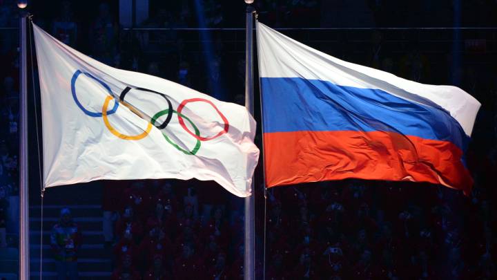 Las banderas del COI y de Rusia ondean en la ceremonia de inauguración de los Juegos Olímpicos de Invierno de Sochi 2014.