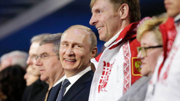 Vladimir Putin posa junto al campeón suspendido por dopaje Alexander Zubkov en la ceremonia de clausura de los Juegos Olímpicos de Invierno de Sochi 2014.