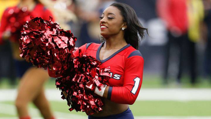La animadora de honor de los Houston Texans y cuádruple campeona olímpica de gimnasia Simone Biles baila con las animadoras durante el partido ante los San Francisco 49ers en el NRG Stadium.