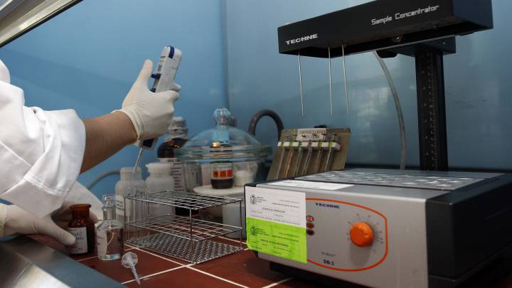Imagen del análisis de muestras en un laboratorio antidopaje.