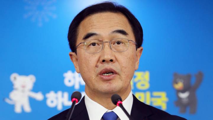 El ministro surcoreano de Unificación Cho Myoung-gyon habla durante una rueda de prensa en la que ha propuesto una reunión para que Corea del Norte participe en los Juegos Olímpicos de Invierno de Pyeongchang.